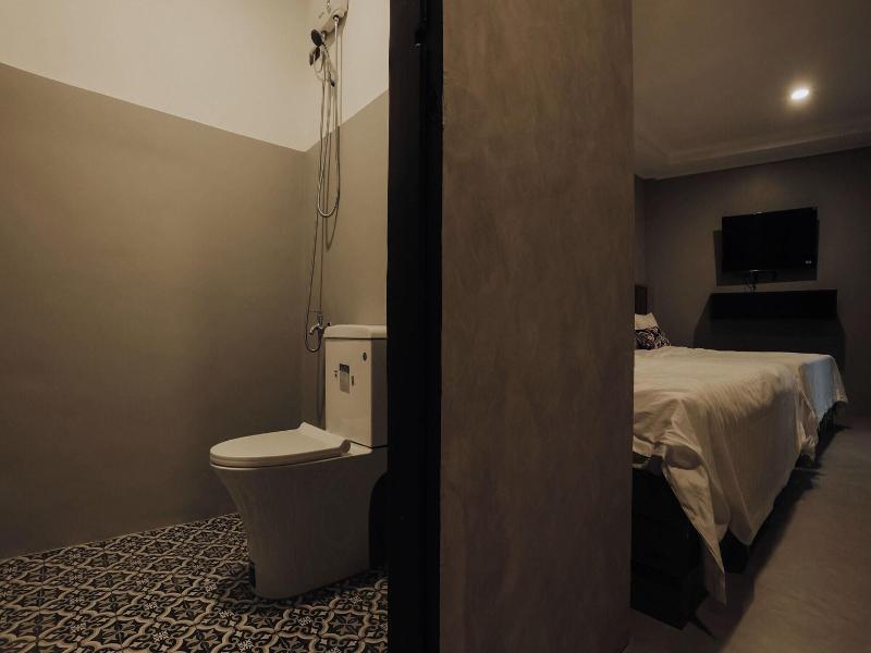 Townhouse Oak Grey Hotel Near Clark Internationa image