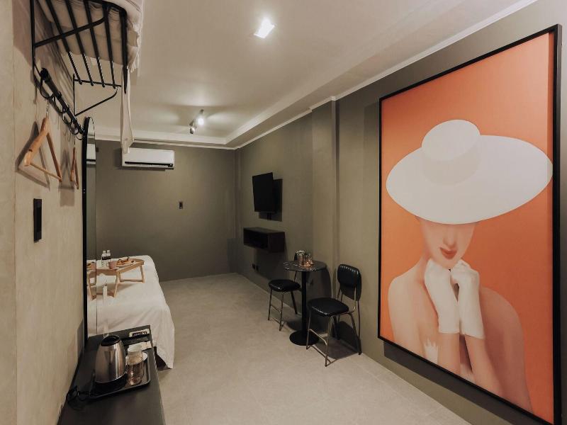 Townhouse Oak Grey Hotel Near Clark Internationa image
