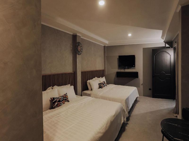 Townhouse Oak Grey Hotel Near Clark Internationa image