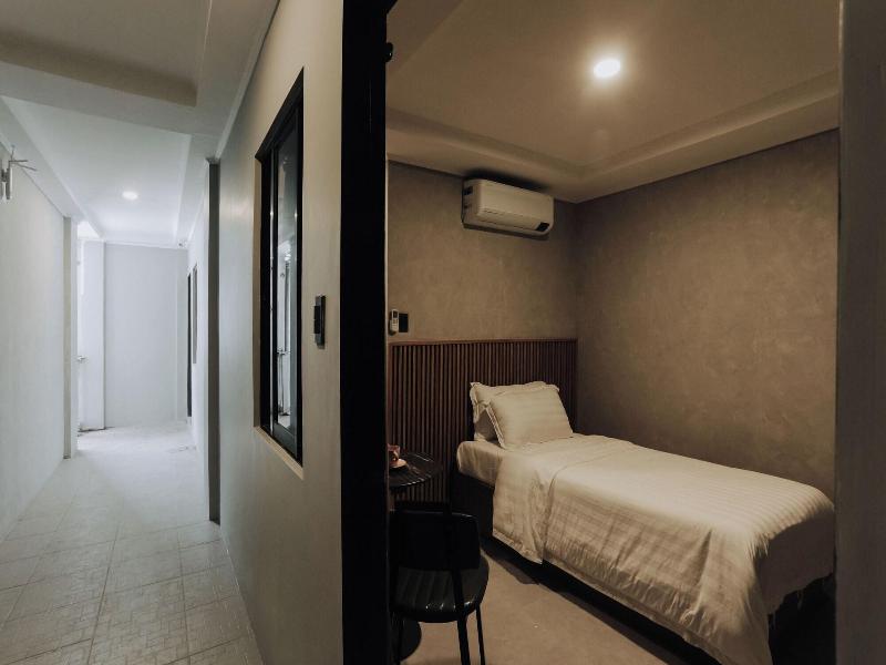Townhouse Oak Grey Hotel Near Clark Internationa image