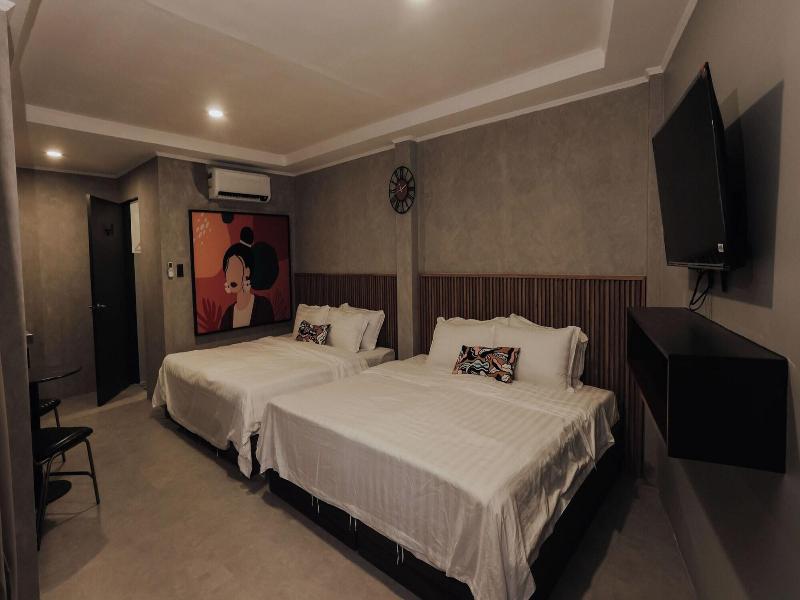 Townhouse Oak Grey Hotel Near Clark Internationa image