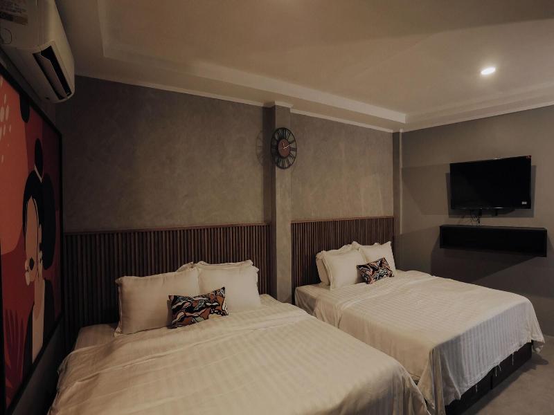 Townhouse Oak Grey Hotel Near Clark Internationa image