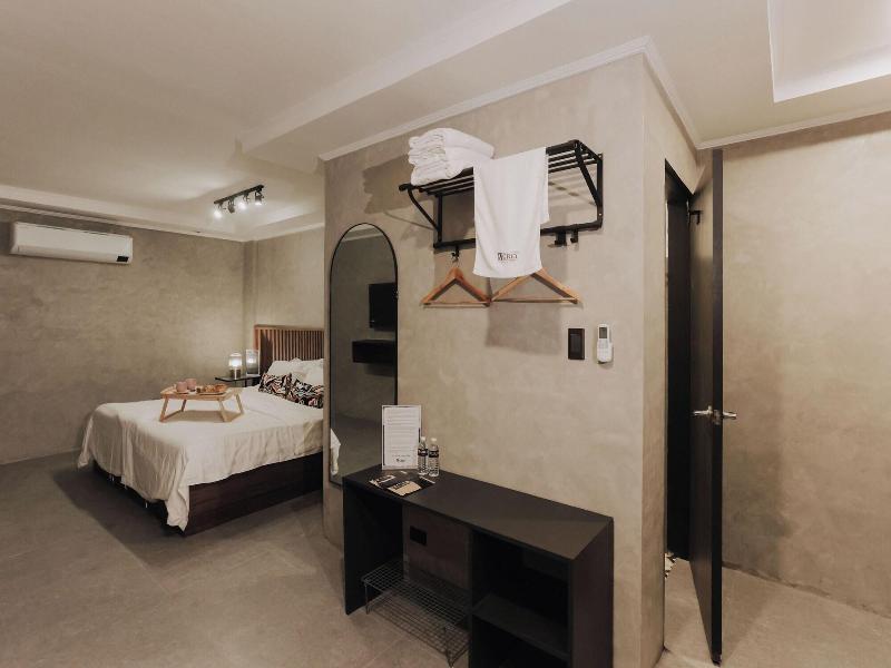 Townhouse Oak Grey Hotel Near Clark Internationa image