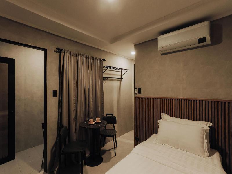 Townhouse Oak Grey Hotel Near Clark Internationa image