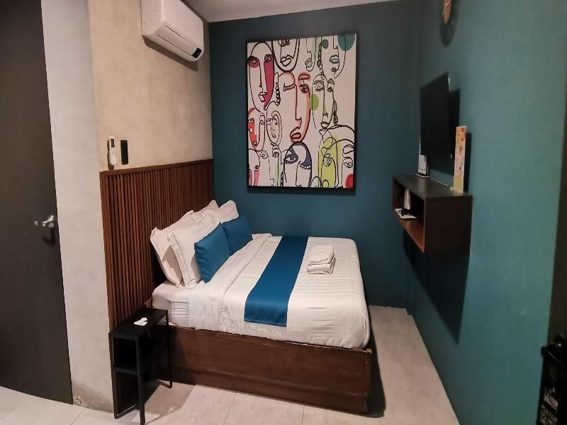 Townhouse Oak Grey Hotel Near Clark Internationa image