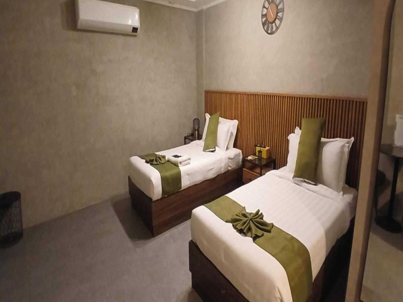 Townhouse Oak Grey Hotel Near Clark Internationa image