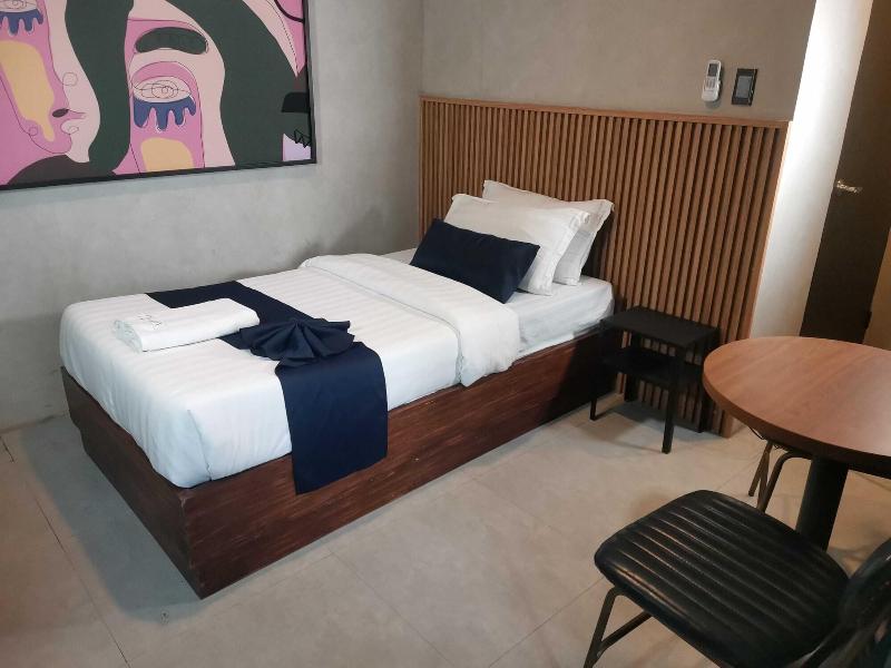 Townhouse Oak Grey Hotel Near Clark Internationa image