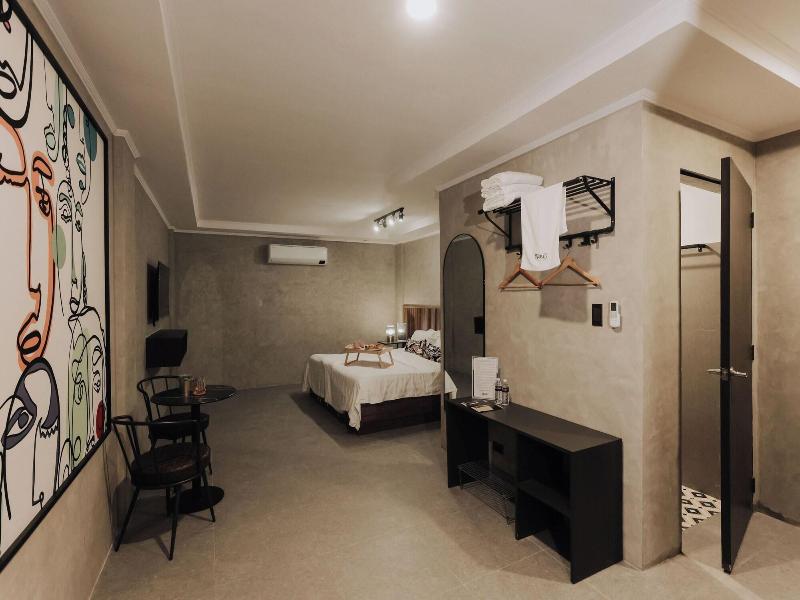 Townhouse Oak Grey Hotel Near Clark Internationa image