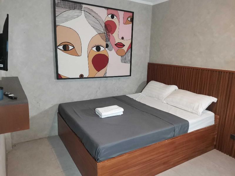 Townhouse Oak Grey Hotel Near Clark Internationa image