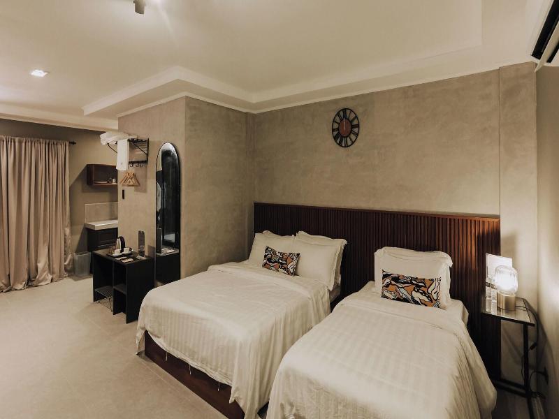 Townhouse Oak Grey Hotel Near Clark Internationa image