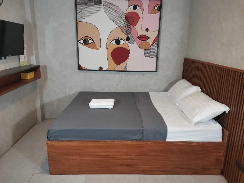 Townhouse Oak Grey Hotel Near Clark Internationa image