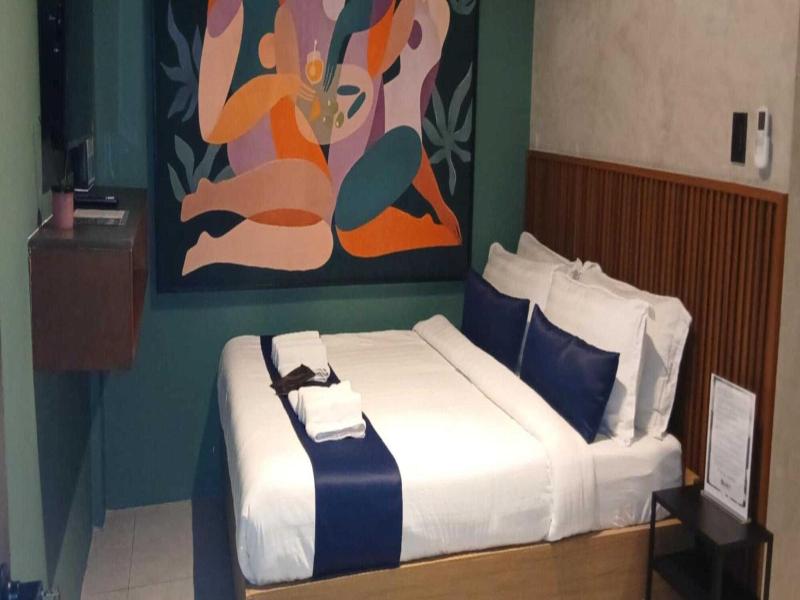 Townhouse Oak Grey Hotel Near Clark Internationa image