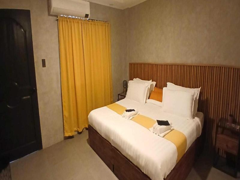 Townhouse Oak Grey Hotel Near Clark Internationa image