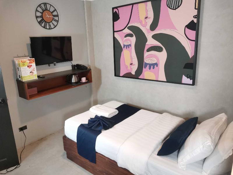 Townhouse Oak Grey Hotel Near Clark Internationa image