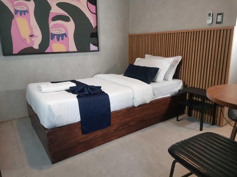 Townhouse Oak Grey Hotel Near Clark Internationa image