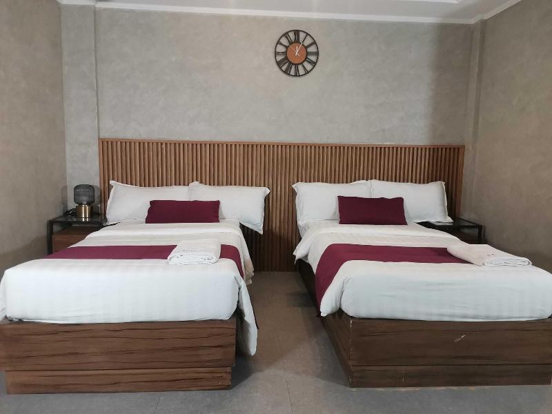 Townhouse Oak Grey Hotel Near Clark Internationa image