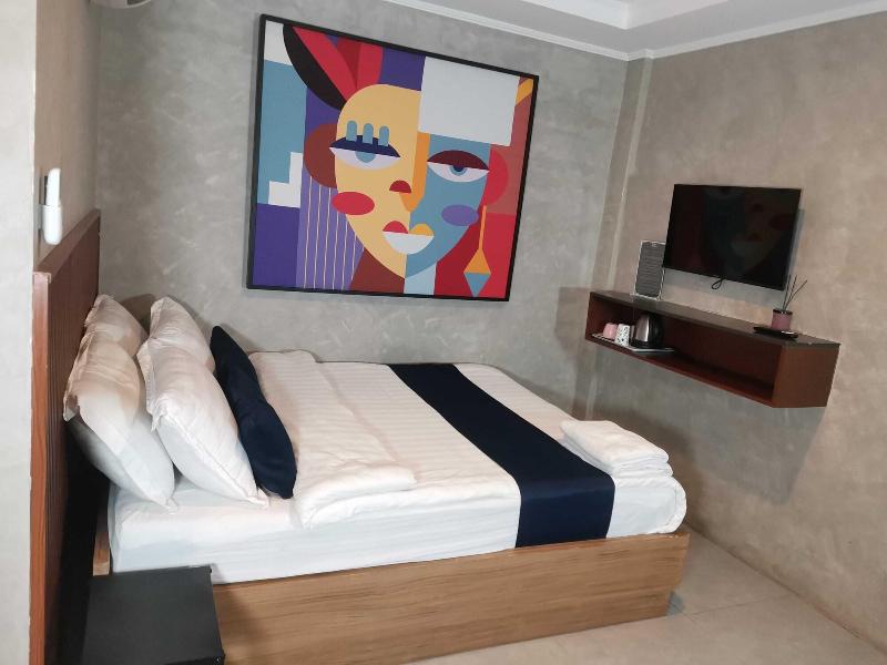 Townhouse Oak Grey Hotel Near Clark Internationa image