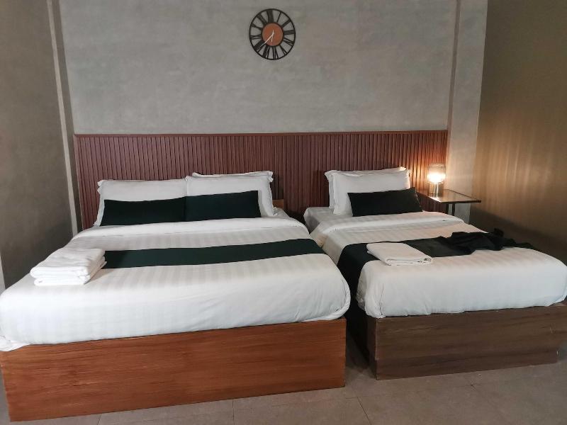 Townhouse Oak Grey Hotel Near Clark Internationa image