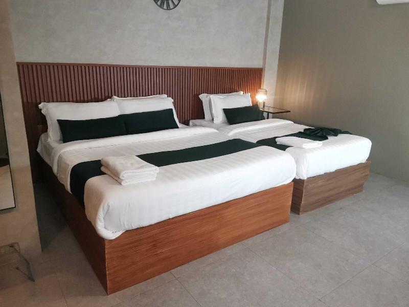 Townhouse Oak Grey Hotel Near Clark Internationa image