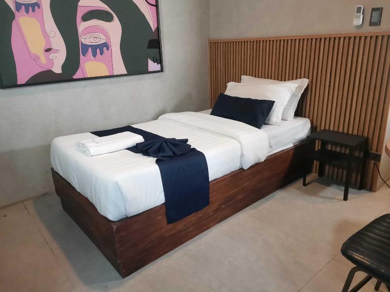 Townhouse Oak Grey Hotel Near Clark Internationa image