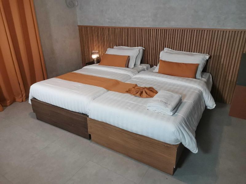 Townhouse Oak Grey Hotel Near Clark Internationa image