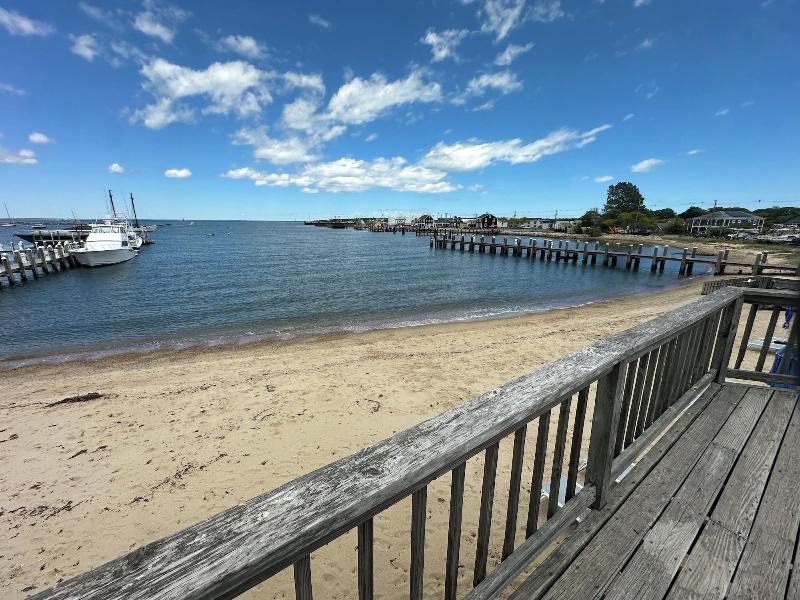 Vineyard Harbor Motel - Private Beach image