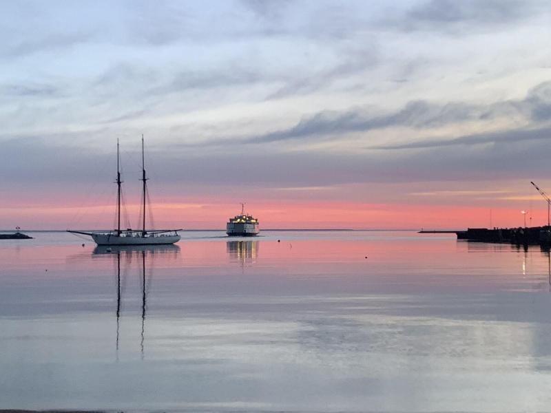 Vineyard Harbor Motel - Private Beach image