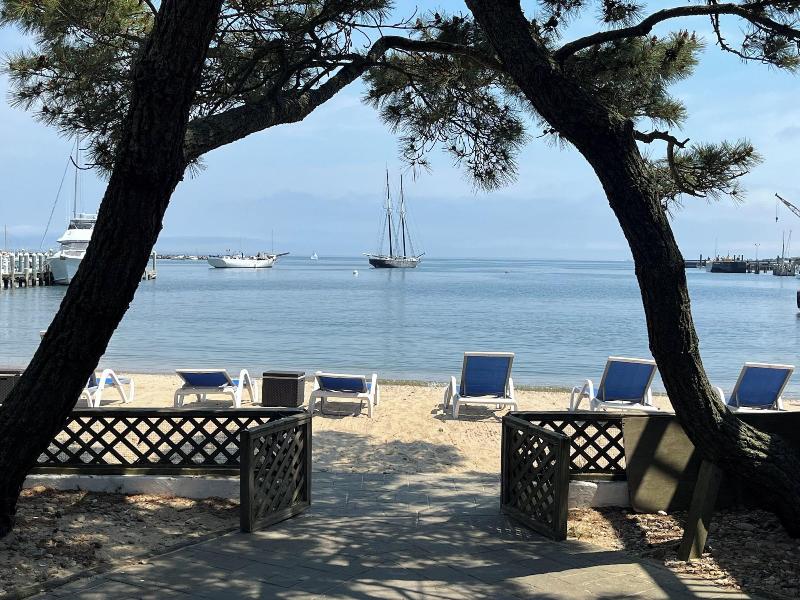 Vineyard Harbor Motel - Private Beach image