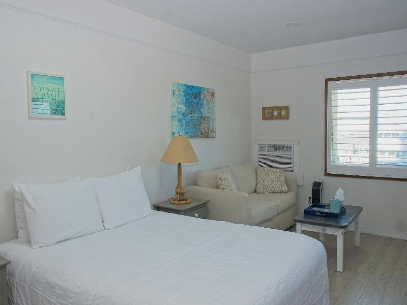 Vineyard Harbor Motel - Private Beach image