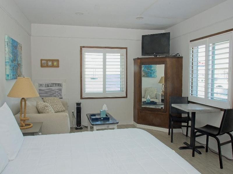 Vineyard Harbor Motel - Private Beach image