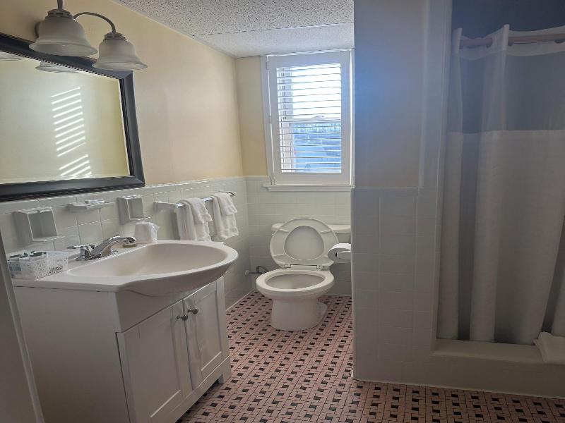 Vineyard Harbor Motel - Private Beach image