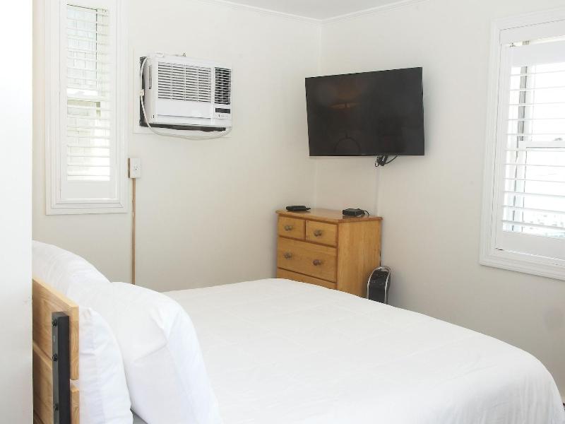 Vineyard Harbor Motel - Private Beach image