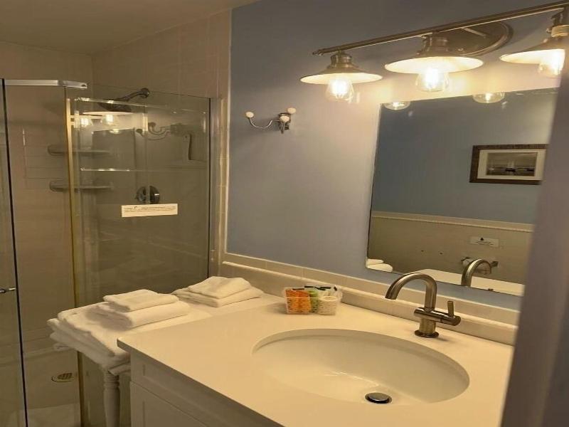 Vineyard Harbor Motel - Private Beach image