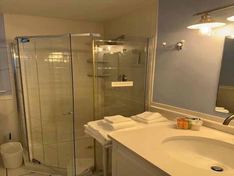 Vineyard Harbor Motel - Private Beach image