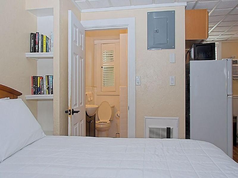 Vineyard Harbor Motel - Private Beach image
