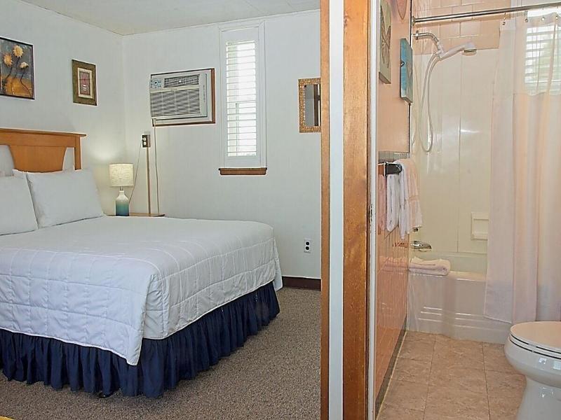 Vineyard Harbor Motel - Private Beach image