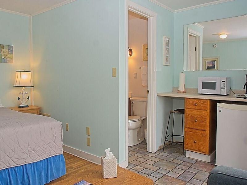 Vineyard Harbor Motel - Private Beach image
