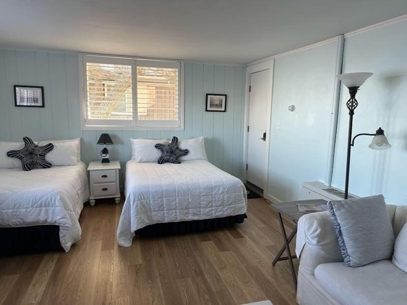 Vineyard Harbor Motel - Private Beach image