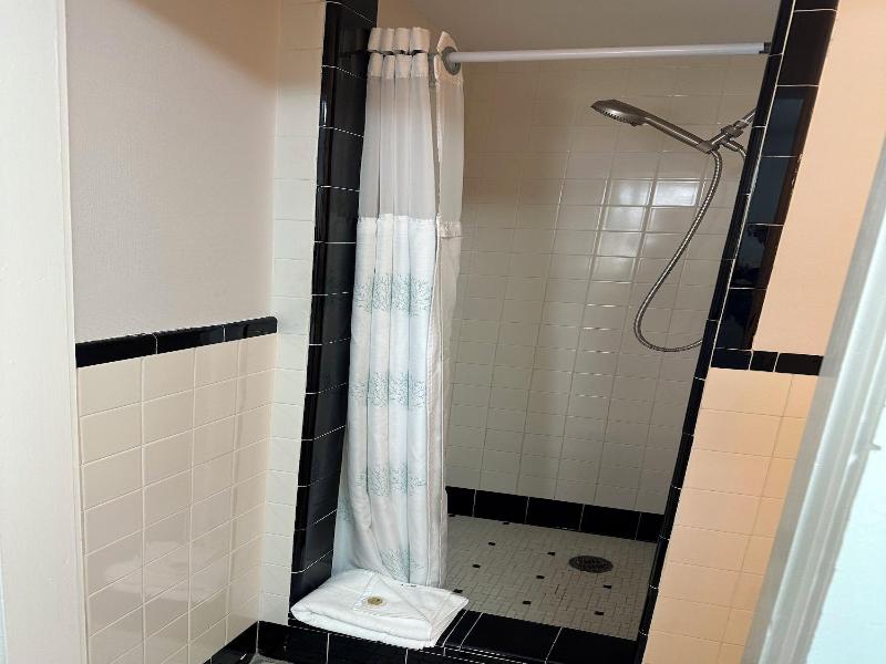 Vineyard Harbor Motel - Private Beach image