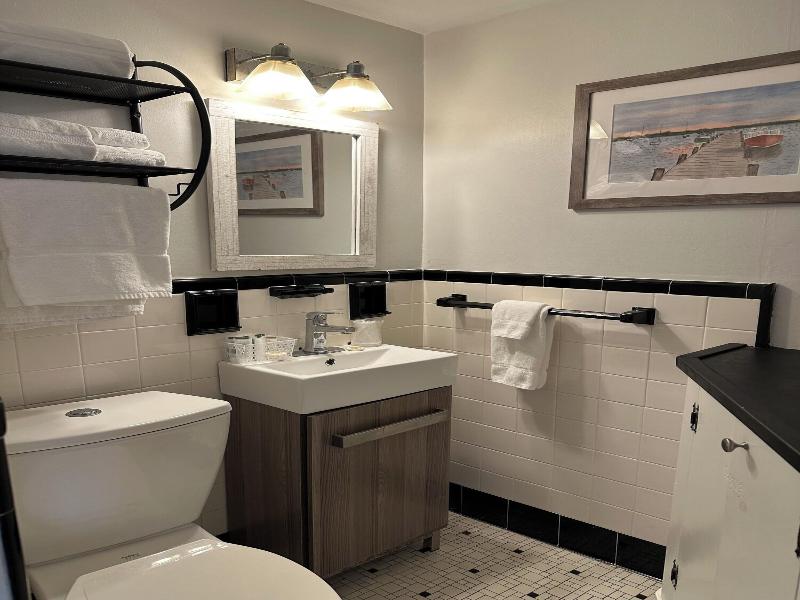 Vineyard Harbor Motel - Private Beach image