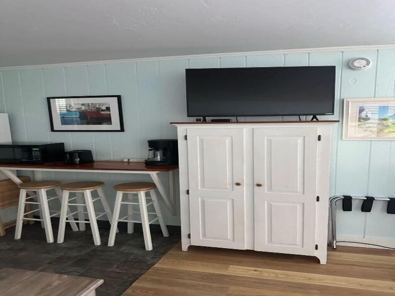 Vineyard Harbor Motel - Private Beach image