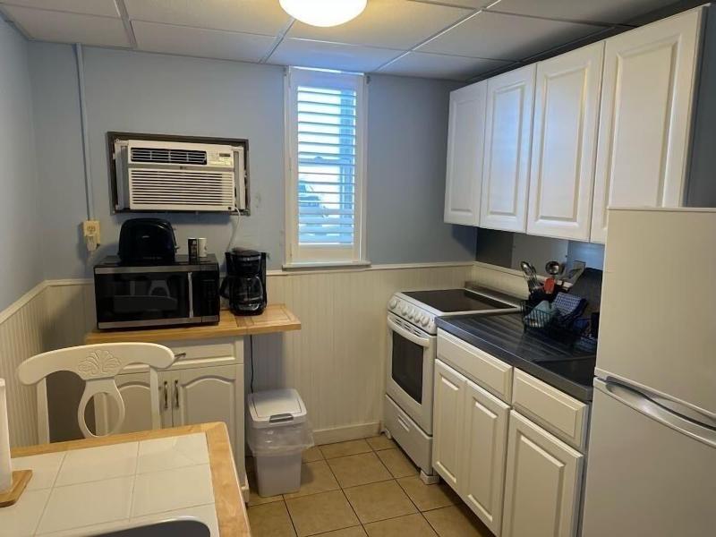 Vineyard Harbor Motel - Private Beach image