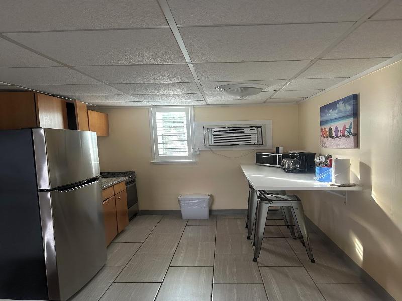 Vineyard Harbor Motel - Private Beach image