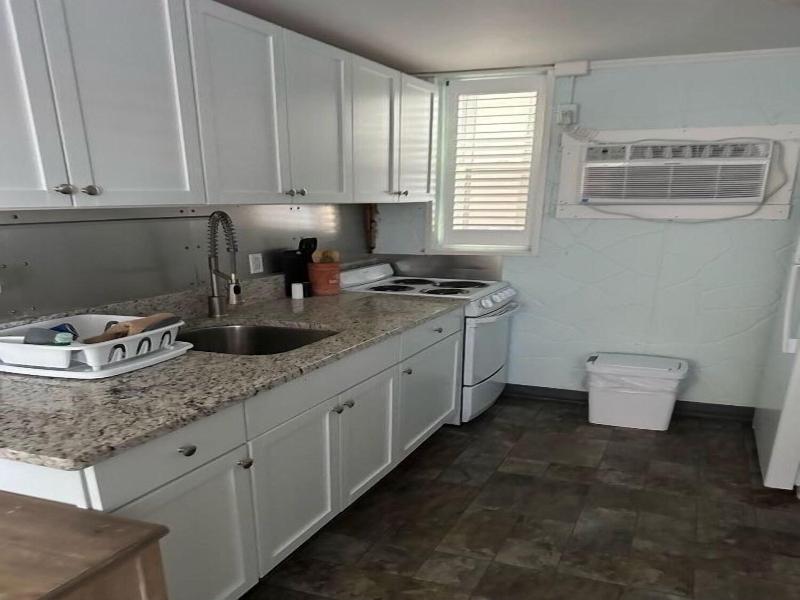 Vineyard Harbor Motel - Private Beach image