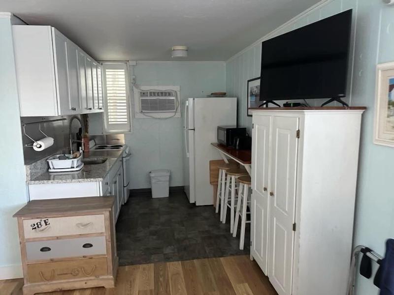 Vineyard Harbor Motel - Private Beach image