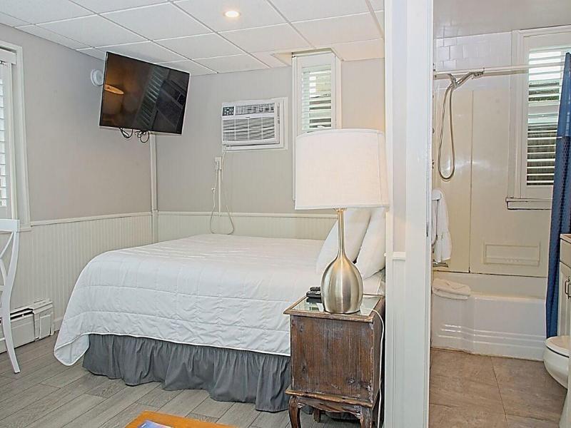 Vineyard Harbor Motel - Private Beach image
