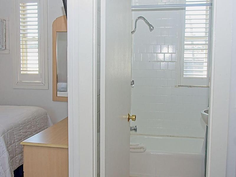 Vineyard Harbor Motel - Private Beach image