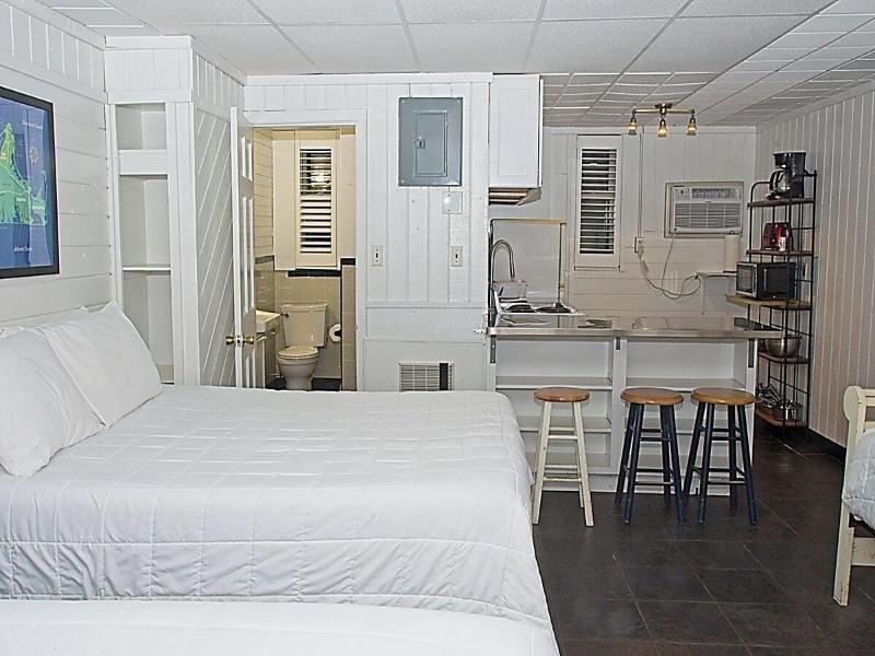 Vineyard Harbor Motel - Private Beach image