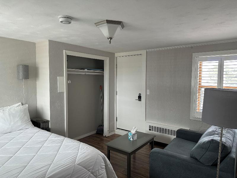 Vineyard Harbor Motel - Private Beach image