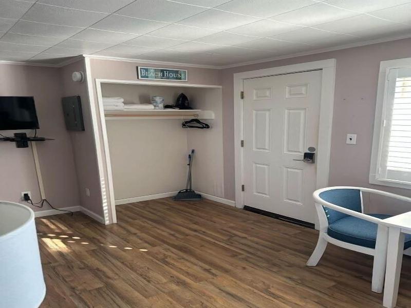 Vineyard Harbor Motel - Private Beach image